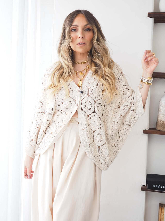Casaco Estilo Kimono em Crochet com design leve e sofisticado, ideal para looks descontraídos e dias quentes.