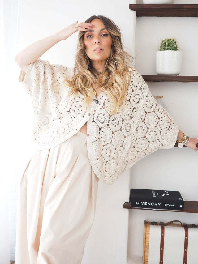 Mulher usando Casaco Estilo Kimono em Crochet com design delicado e fluido, perfeito para looks descontraídos.