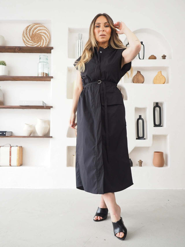 Vestido Midi Safari Ajustável feminino em tom preto, com fecho frontal e cintura ajustável.