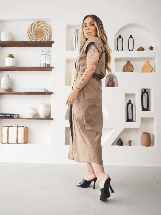 Modelo usando um Vestido Midi Safari Ajustável, com fecho de botões e cintura ajustável, apresentando estilo sofisticado.