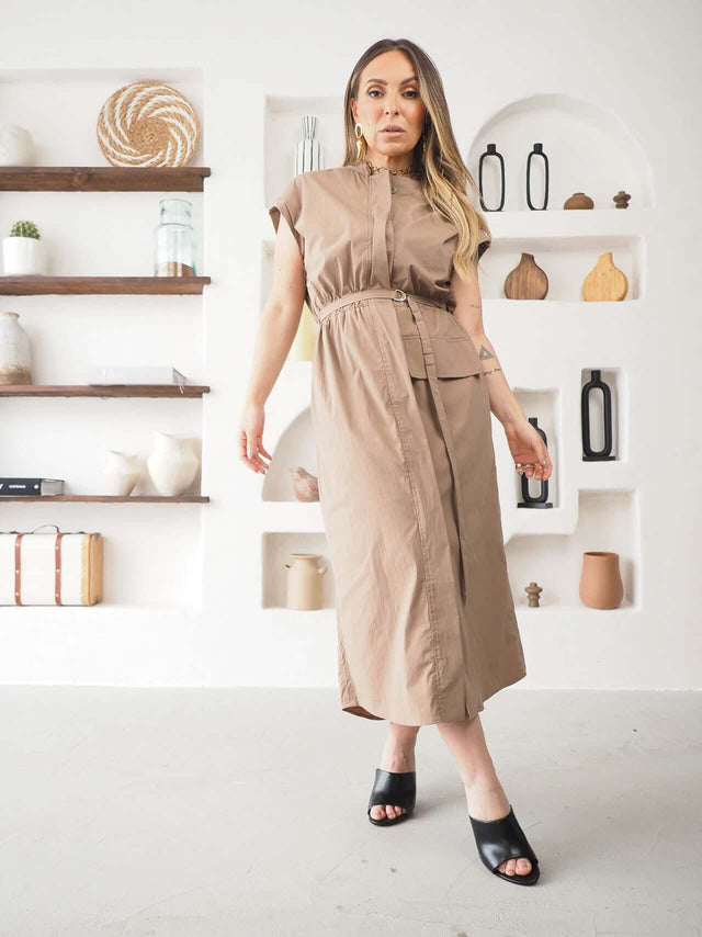 Vestido Midi Safari Ajustável em tom bege, com design elegante e cintura ajustável, perfeito para um look versátil.