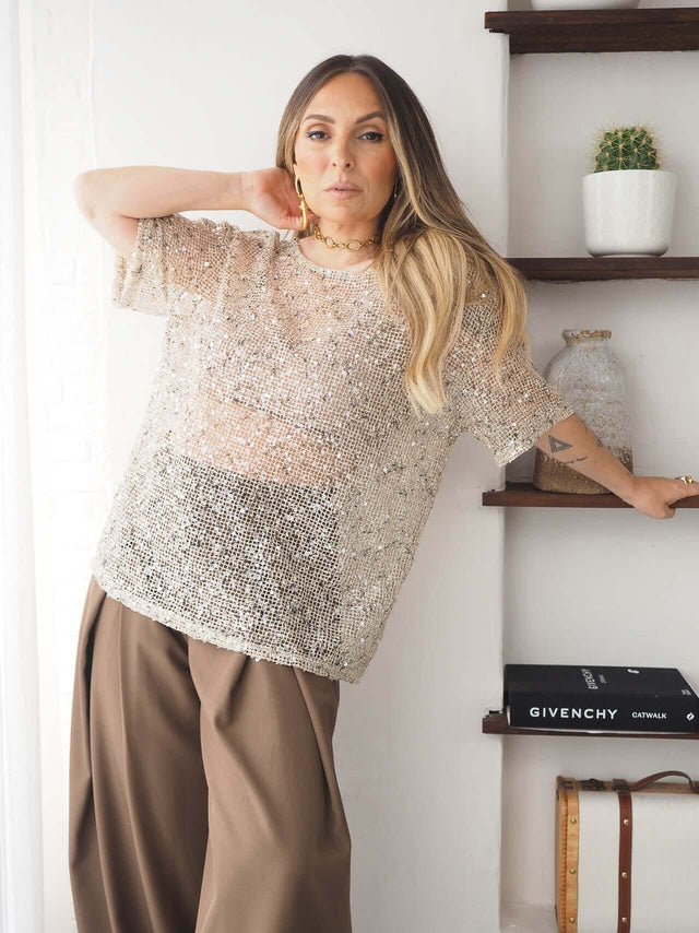 T-Shirt Malha Lantejoulas em malha perfurada com brilho e estilo moderno, ideal para looks de verão.