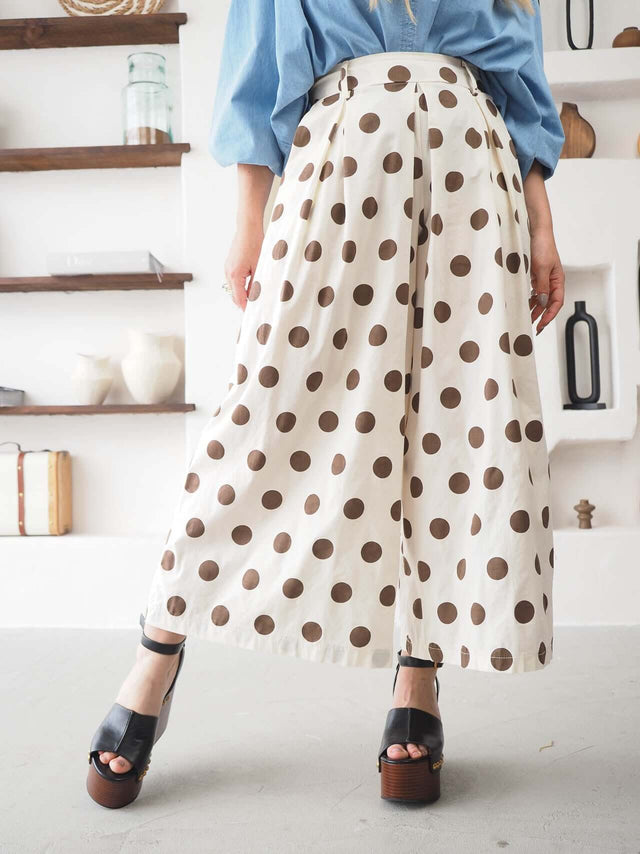 Calças Culote às Bolas: estilo moderno com padrão às bolas e cintura alta, ideal para um look casual chic.