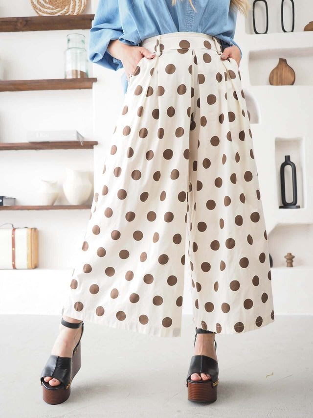 Calças Culote às Bolas com padrão polka dots em combinação de cores modernas e estilo elegante.