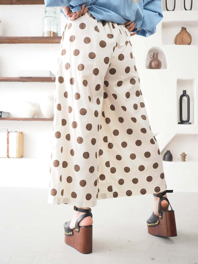 Calças Culote às Bolas com padrão polka dots em fundo claro e corte culote, ideal para um look casual chic.
