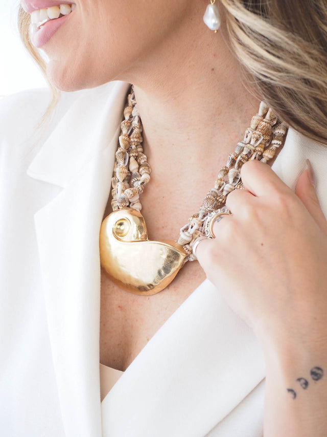 Colar Búzios com concha dourada, estilo boho e praia, em look casual feminino.