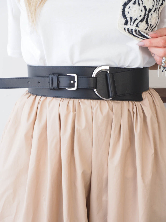 Cinto largo em ecopele feminino, elegante e moderno, que destaca a cintura com sofisticação.