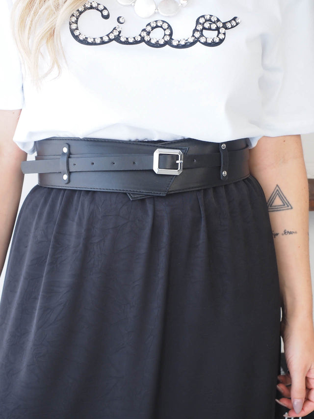 Cinto faixa com fivela em preto, ideal para destacar a silhueta feminina com estilo e elegância.