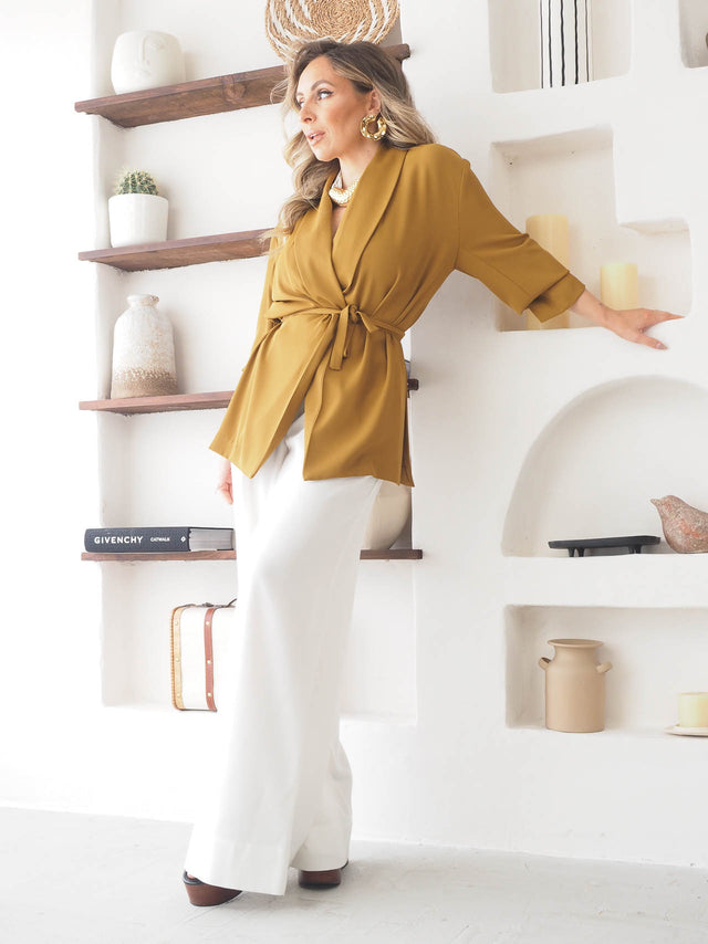 Blazer feminino com cinto em tecido organza, elegante e fluído para looks de primavera/verão.