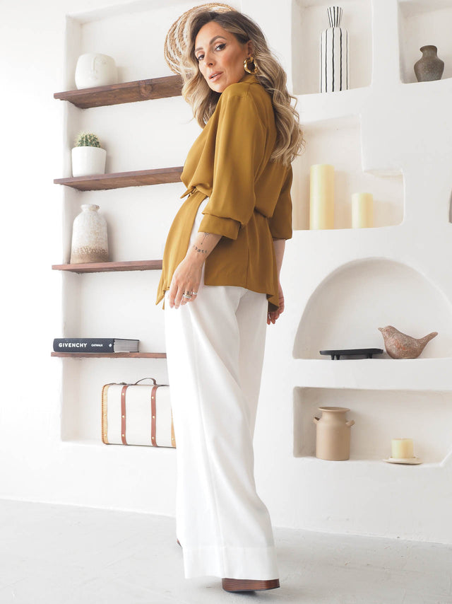 Blazer com cinto feminino em tecido organza, estilo elegante e contemporâneo, ideal para primavera/verão.