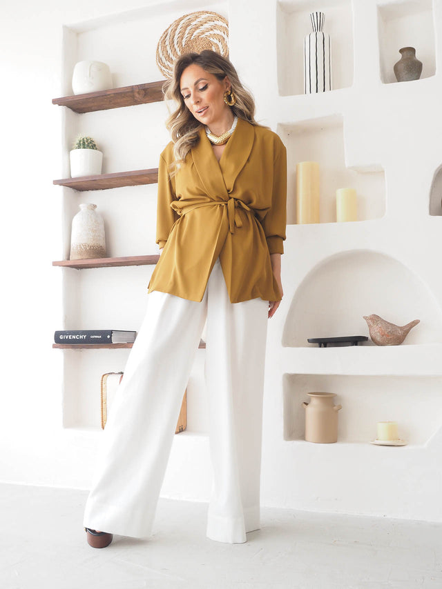 Blazer com cinto em organza para mulher, look elegante e leve, ideal para primavera/verão.