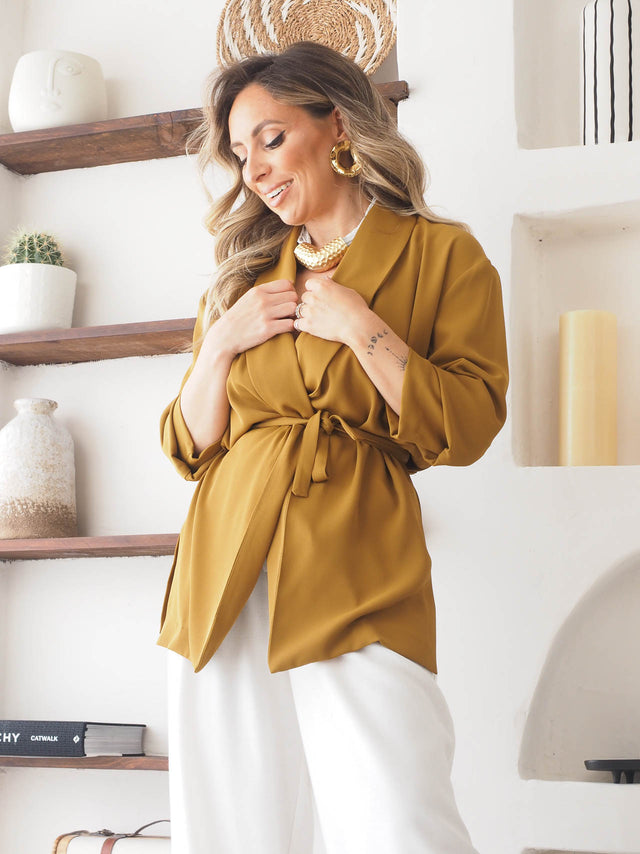 Blazer feminino com cinto em tecido organza, elegante e fluído, ideal para looks de primavera/verão.