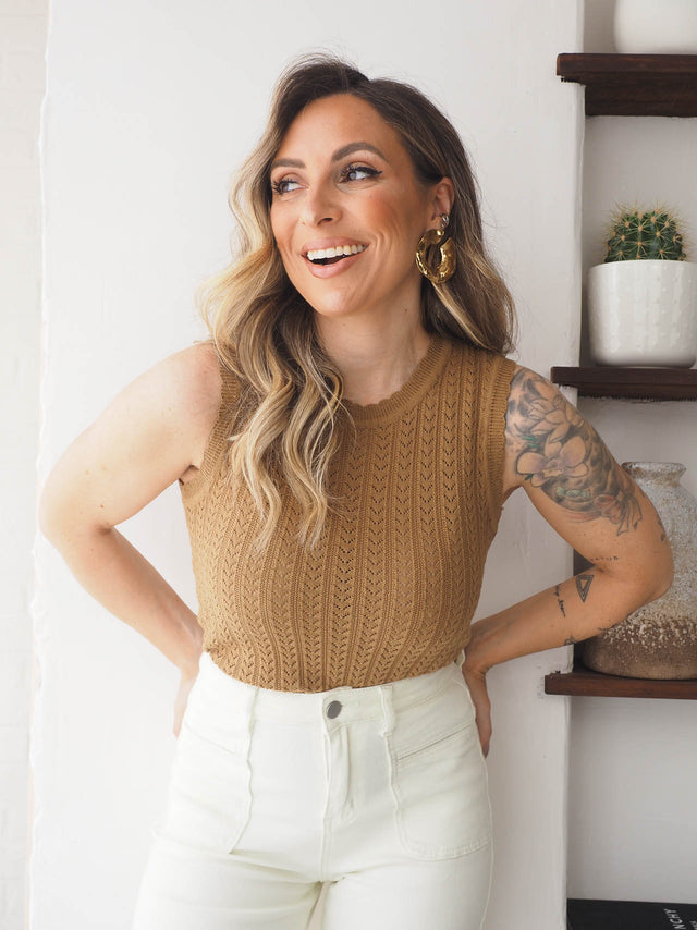 Top de malha clássica em tom caramelo, com mangas cavadas e silhueta leve, ideal para looks de verão.