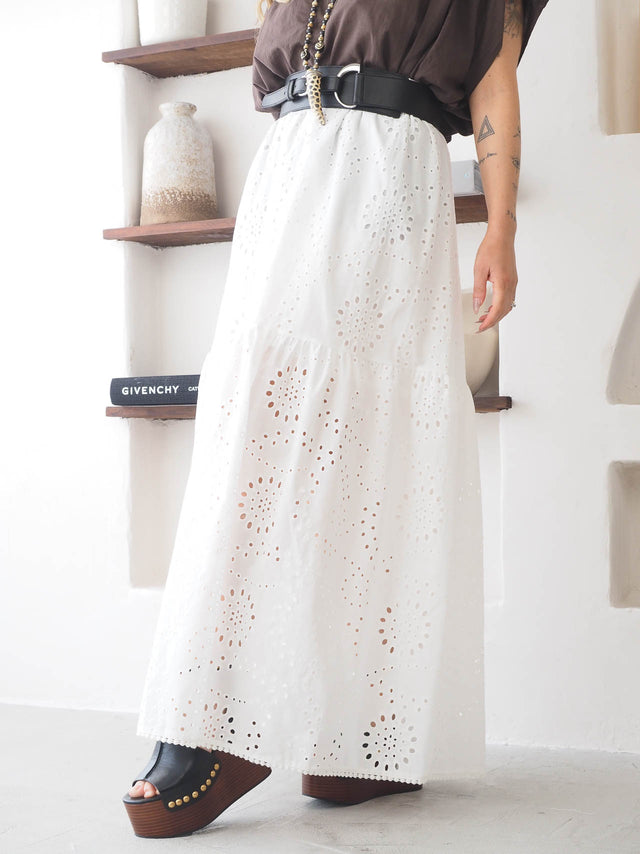 Saia comprida bordado inglês branca, elegante e leve, ideal para dias de sol com caimento fluído e cintura elástica.
