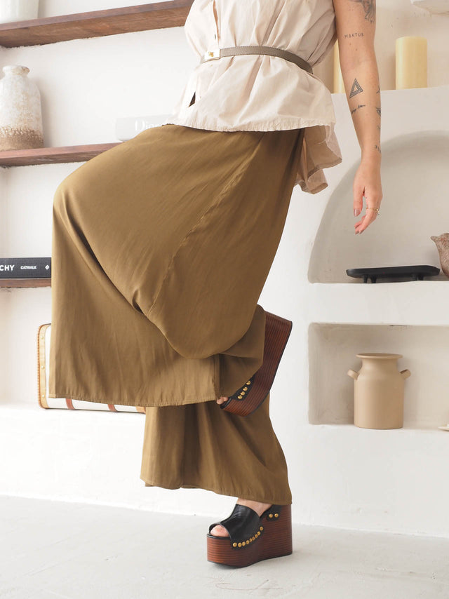 Calças pantalona culote leves e elegantes, combinadas com sandálias de plataforma, perfeitas para dias quentes.