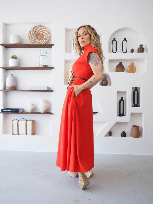Look com vestido midi vermelho cintado com bolsos e decote em bico