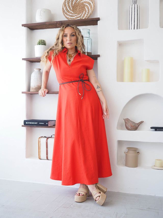 Vestido Midi Vermelho Cintado com Colarinho e Decote em Bico — Feminilidade que Não Passa Despercebida