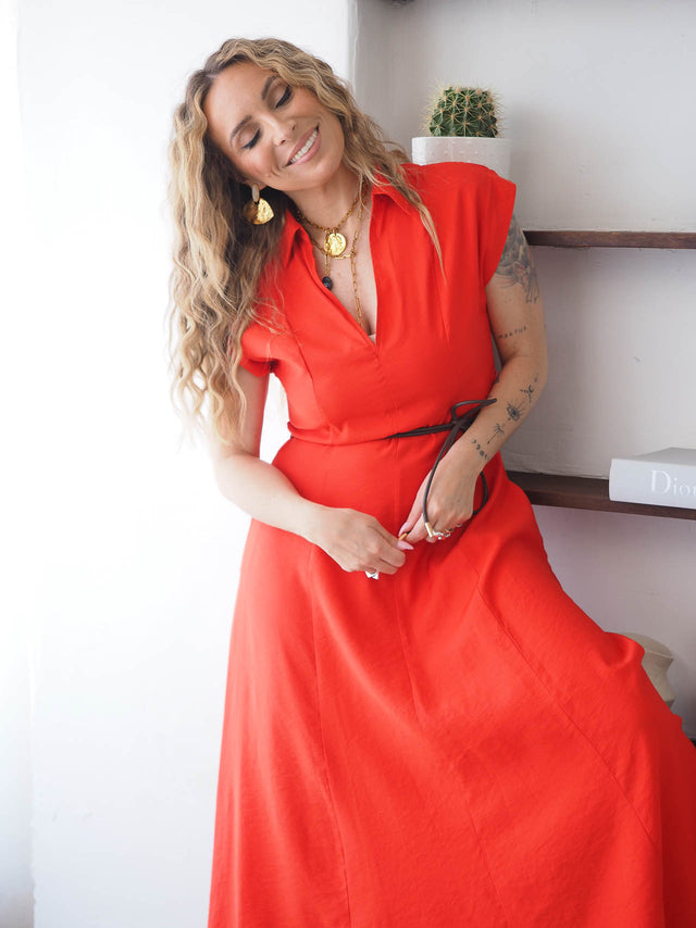 Vestido midi vermelho cintado com colarinho, decote em bico e manga curta, moda feminina