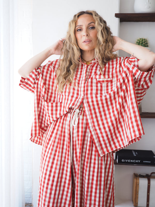 Look verão com camisa xadrez feminina colarinho bico e fecho de botões