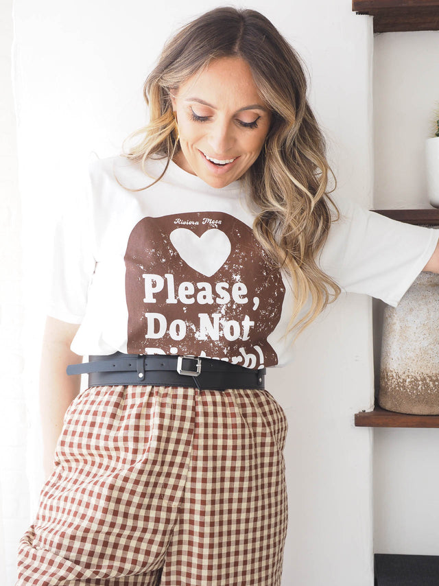 T-shirt 'Please Do Not Disturb' em algodão, confortável e estilosa, ideal para um look casual e moderno.