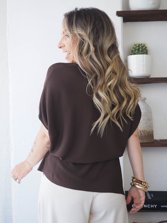 Camisola de malha ajustável em tons de castanho, com design descontraído e gola clássica, ideal para o verão.