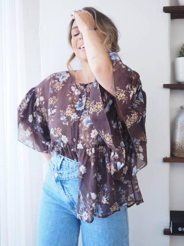Blusa Florida semi-transparente com padrão floral, leve e romântica, ideal para looks femininos e elegantes.