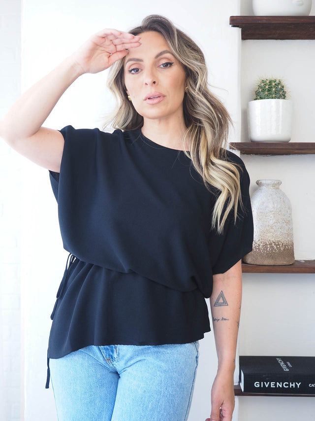 Camisola malha ajustável preta em modelo feminino, perfeita para dias quentes com estilo e conforto.