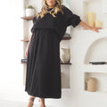 Conjunto de felpa feminino com sweatshirt e saia longa preta, ideal para looks confortáveis e modernos.