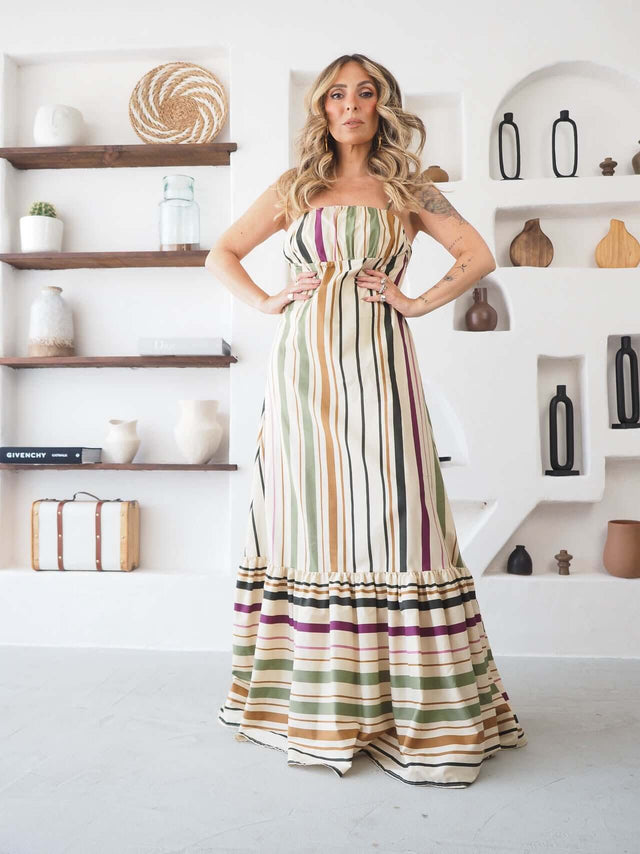 Vestido longo às riscas multicolor, alças finas e cintura marcada, vista de frente.