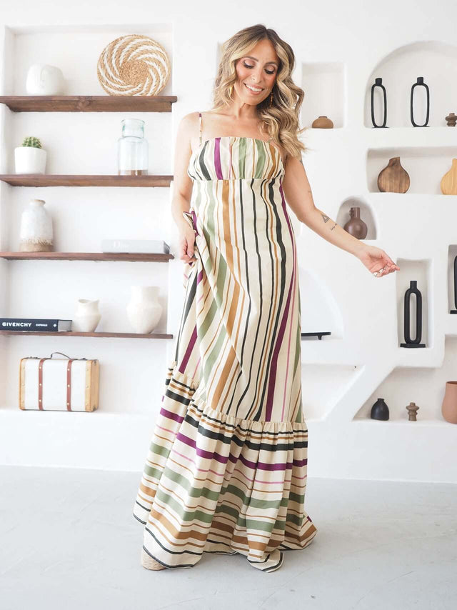 Vestido longo às riscas multicolor de alças finas, em movimento, com babado no final da saia.