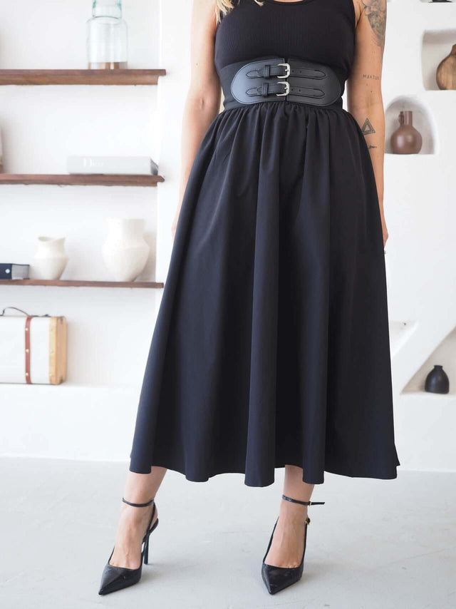 Saia Midi Com Cinto Elástico em preto, feita de algodão, com cintura elástica e design fluido, ideal para diversos looks.