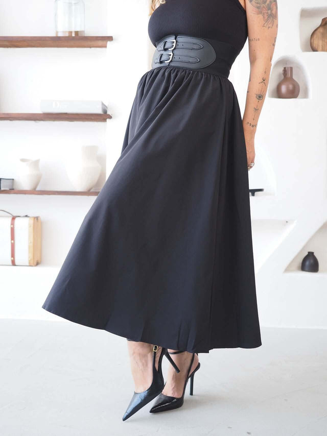 Saia Midi Com Cinto Elástico preta, made of algodão, com cintura elástica e detalhe de cinto, perfeita para um look elegante.