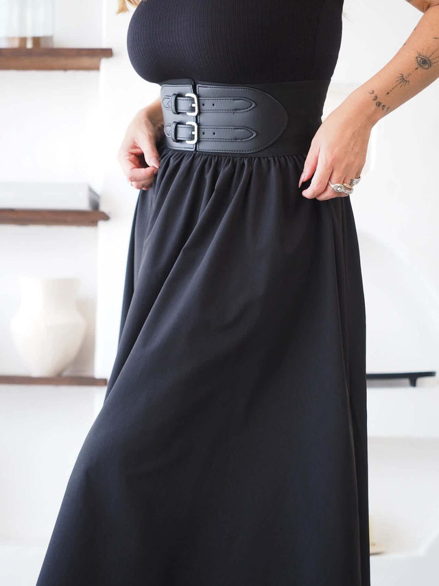 Saia Midi Com Cinto Elástico preta em algodão com cintura elástica e detalhe de cinto para um ajuste confortável e elegante.