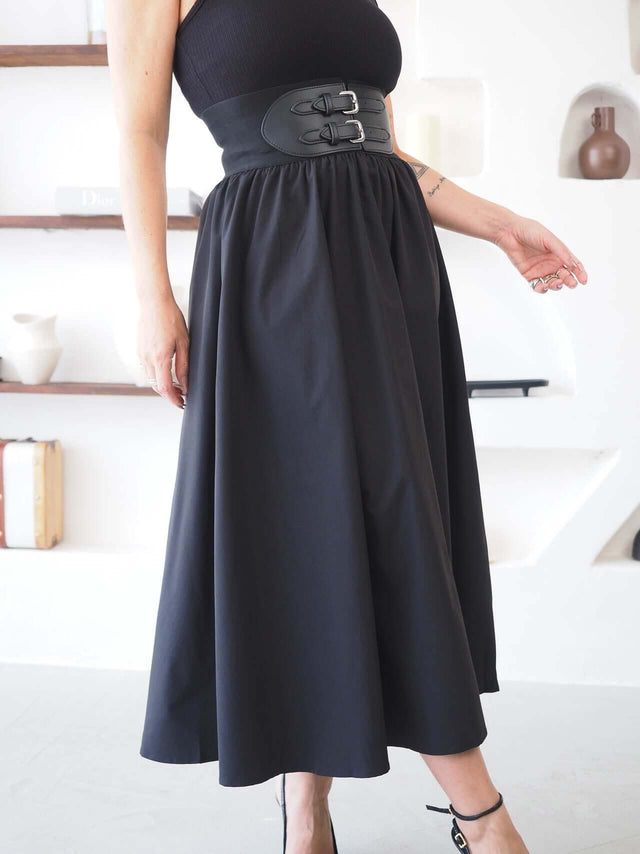 Saia Midi Com Cinto Elástico preta de algodão, com cintura elástica e detalhe de cinto, ajuste perfeito e design moderno.