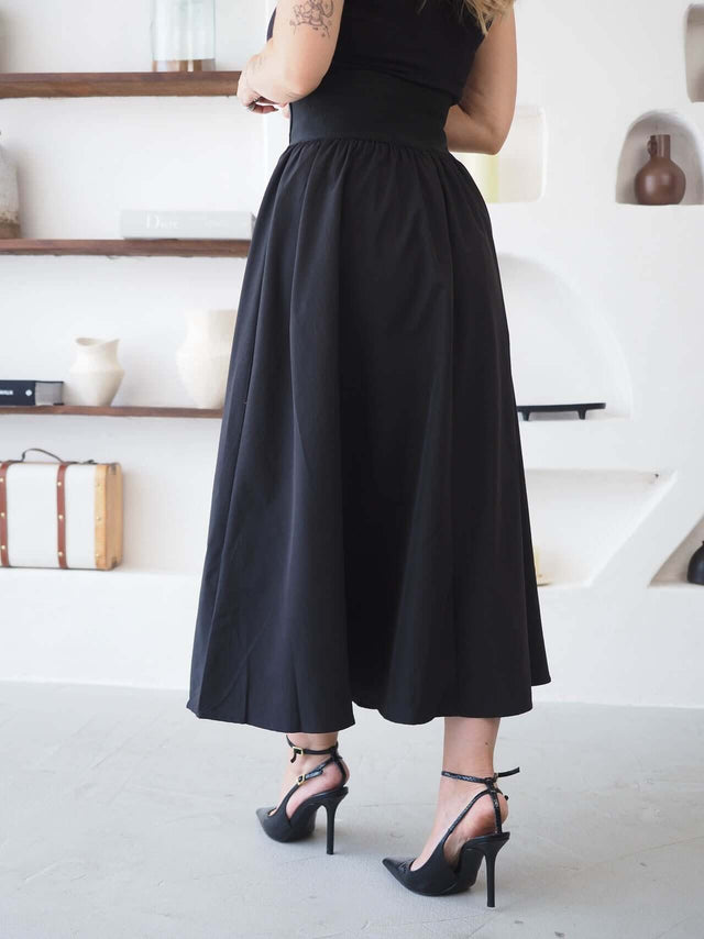 Saia Midi Com Cinto Elástico preta, midi, com cintura elástica e material de algodão, ideal para um look elegante e confortável.