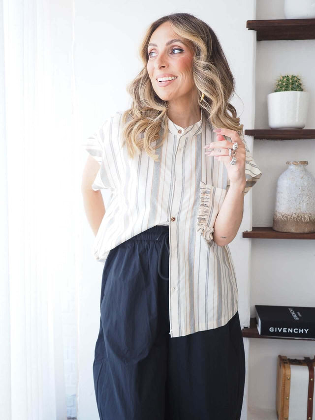 Camisa Riscas feminina em linho e ganga na combinação de riscas, com corte oversized e silhueta fluida para looks confortáveis.