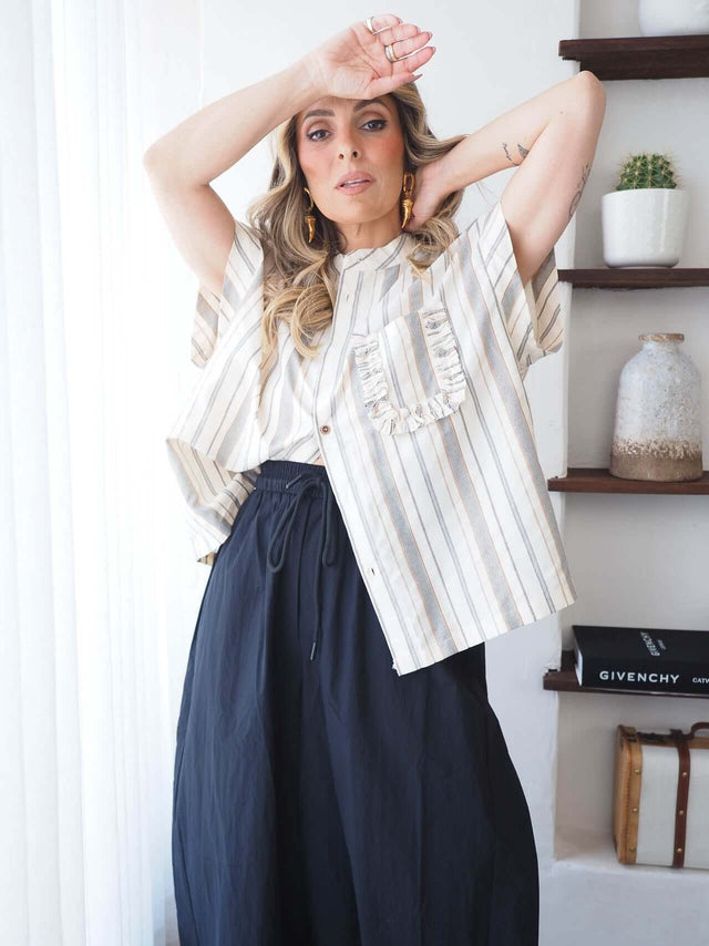 Camisa Riscas oversized às riscas em linho, combinada com saia de ganga, perfeita para looks descontraídos.