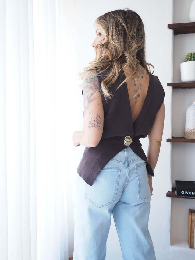 Colete Malha Com Botão em malha canelada, cor castanha, fit oversized com botão nas costas e decote elegante.