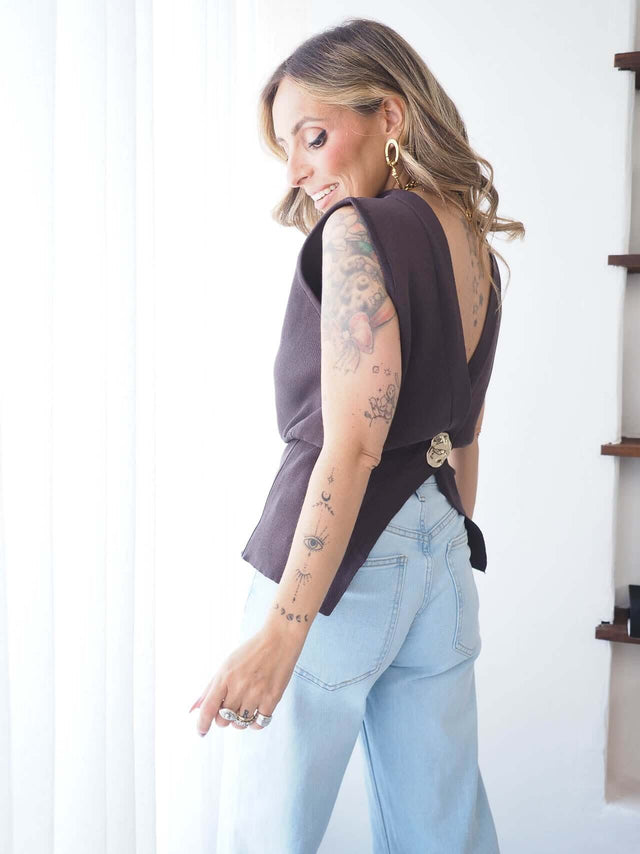 Colete Malha Com Botão em malha canelada, cor castanha, ajustado ao corpo, com detalhes em riscas e design oversized.