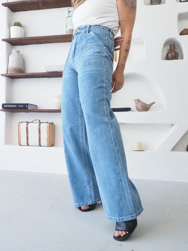 Jeans wide leg de cintura alta em denim, com bolsos funcionais, perfeita para um look moderno e confortável.