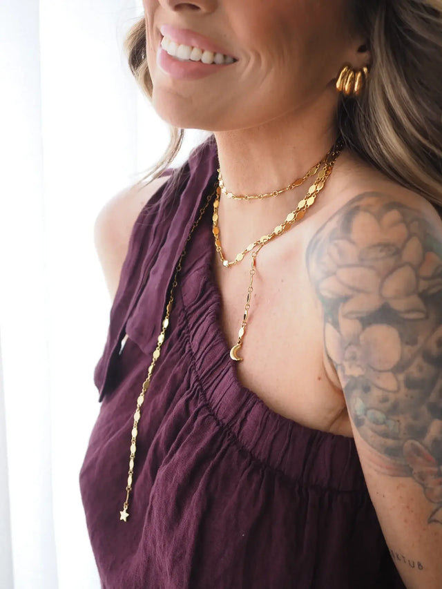 Colar Comprido Estrela e Lua em Aço Inoxidável em design dourado elegante