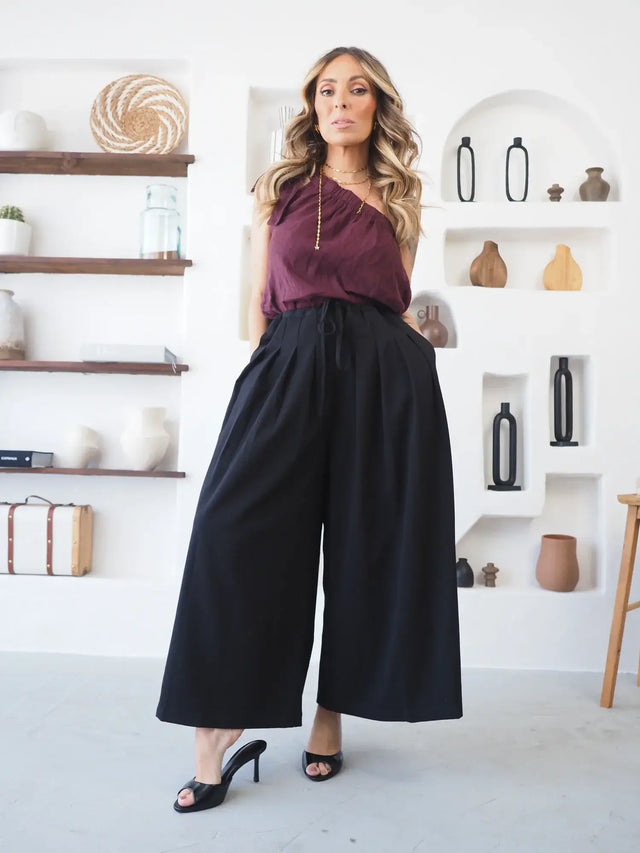 Calças Pantalona Culote pretas com cintura elástica e pregas sofisticadas