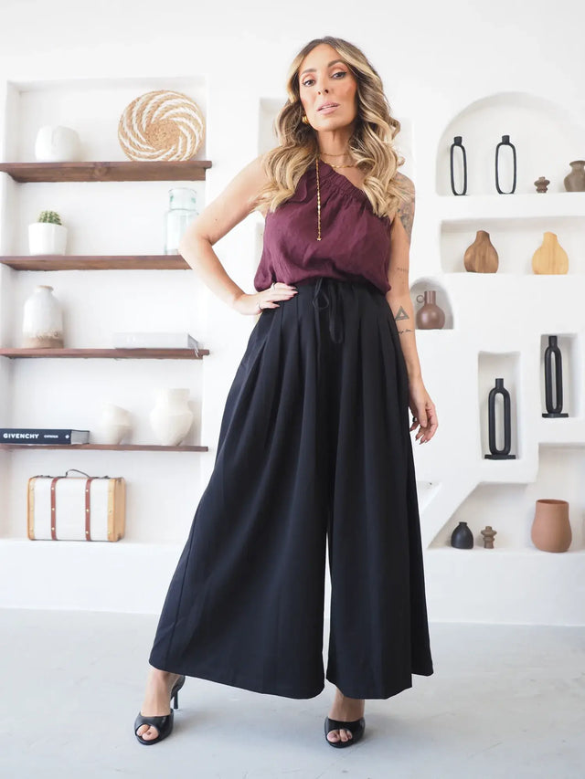 Calças Pantalona Culote pretas com corte de perna larga e pregas