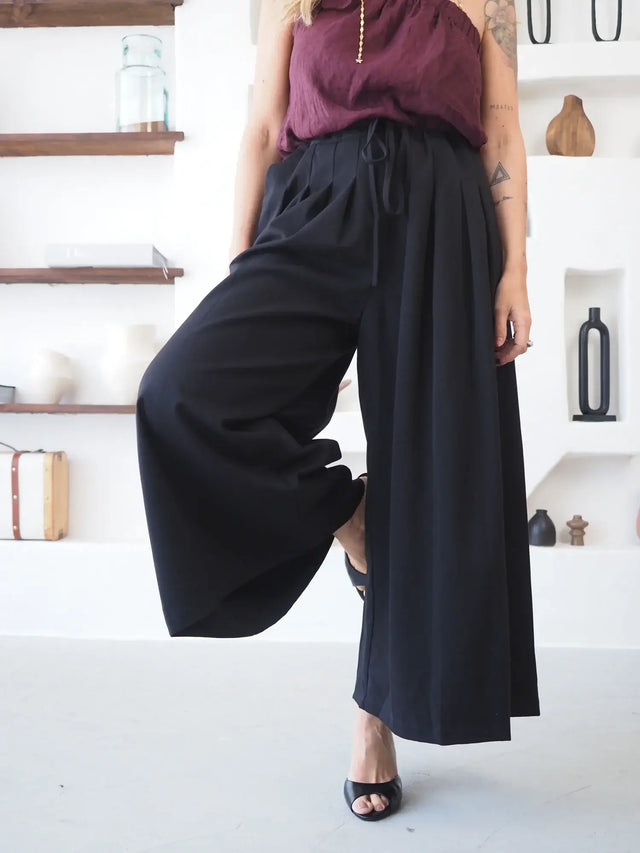 Calças Pantalona Culote pretas com cintura elástica e pregas elegantes