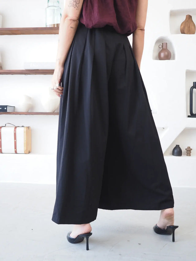 Calças Pantalona Culote pretas com pregas e caimento fluido