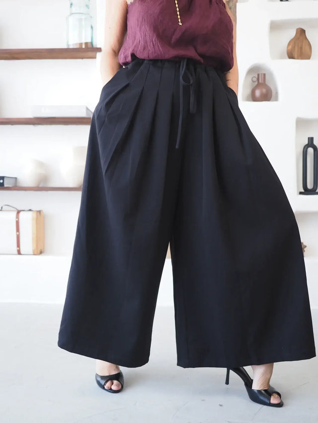 Calças Pantalona Culote pretas com pregas e cintura ajustável