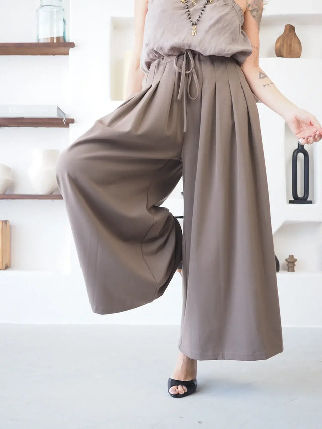Calças Pantalona Culote castanhas com pregas sofisticadas e cintura elástica.