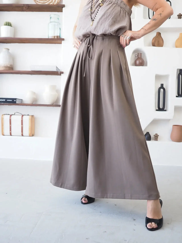 Calças Pantalona Culote taupe com pregas e cintura elástica