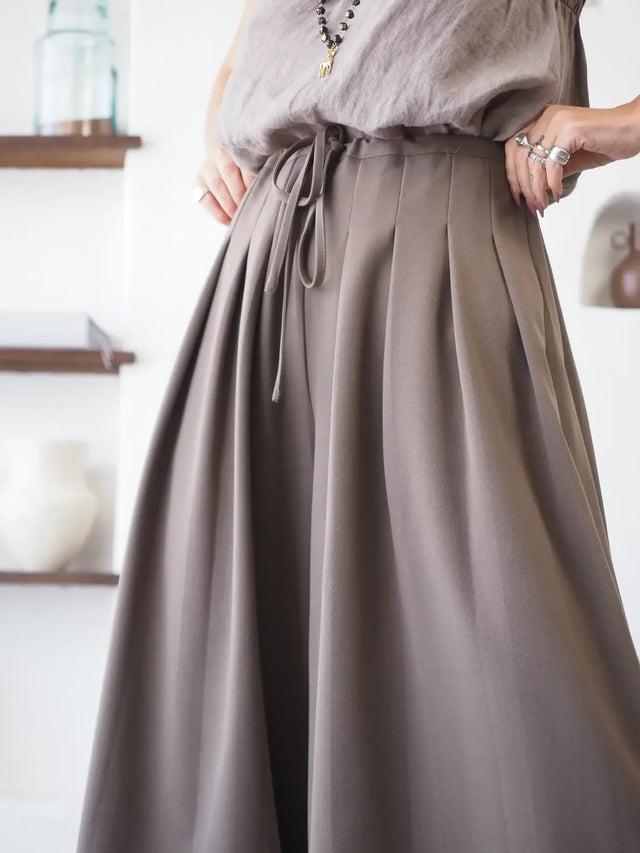 Calças Pantalona Culote em castanho com pregas e cintura ajustável