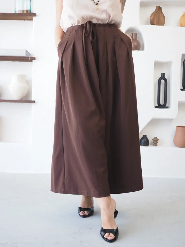 Calças Pantalona Culote em castanho com pregas sofisticadas e cintura ajustável